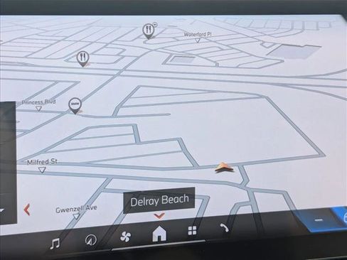 Certified 2025 BMW 330i Sedan w/ M Sport Package image 7