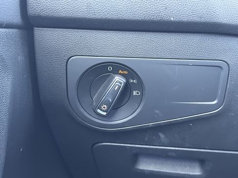 Used 2020 Volkswagen Tiguan SE w/ Panoramic Sunroof Package image 26