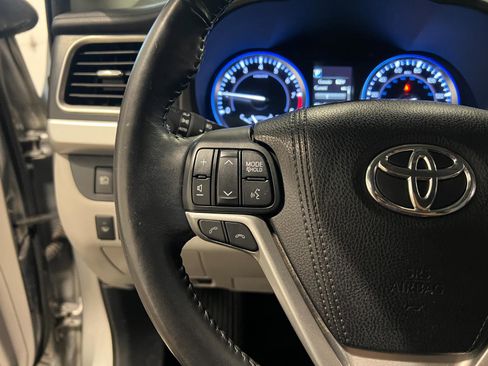 Used 2017 Toyota Highlander XLE AWD/4WD image 12
