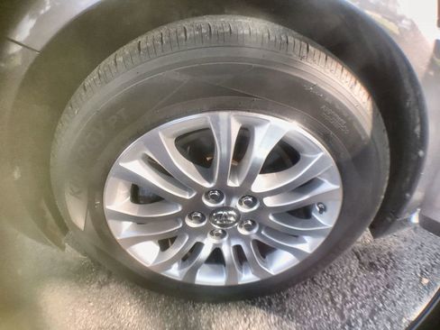 Used 2014 Toyota Sienna XLE image 10