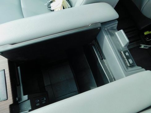 Used 2024 Toyota Sienna XLE image 34