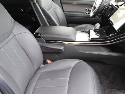 Used 2025 Land Rover Range Rover Sport SE image 3