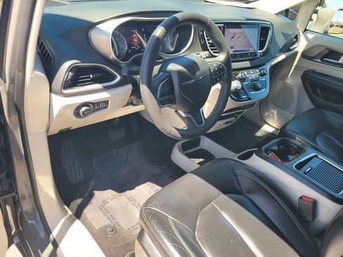 Used 2022 Chrysler Pacifica Touring-L FWD image 12
