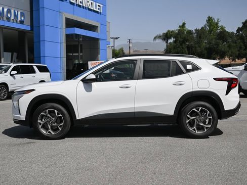 New 2026 Chevrolet Trax LT w/ LPO, Blackout Package FWD image 7