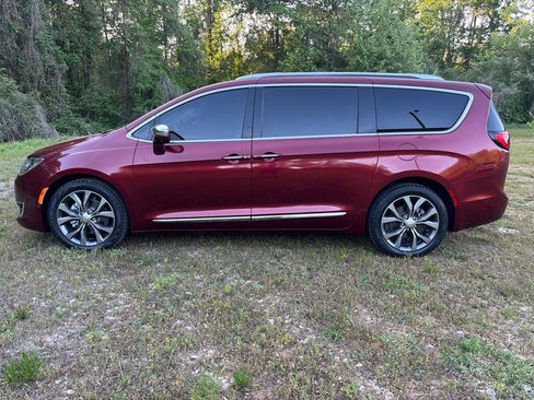 Used 2017 Chrysler Pacifica Limited image 18