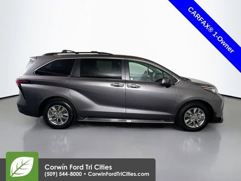Used 2022 Toyota Sienna XLE image 18