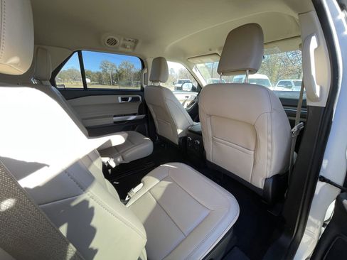 Used 2022 Ford Explorer XLT image 40