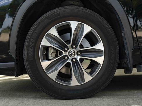 Used 2024 Toyota Highlander XLE FWD image 14
