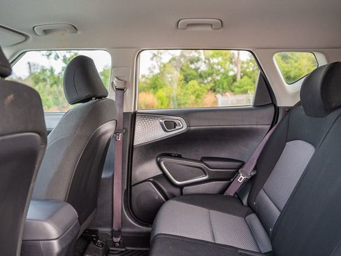 Used 2023 Kia Soul LX w/ LX Technology Package image 18