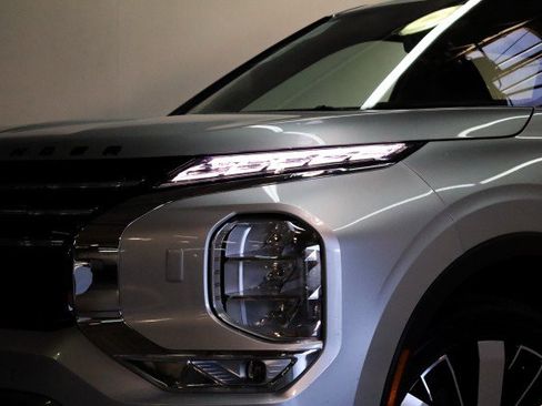 New 2025 Mitsubishi Outlander SE image 2