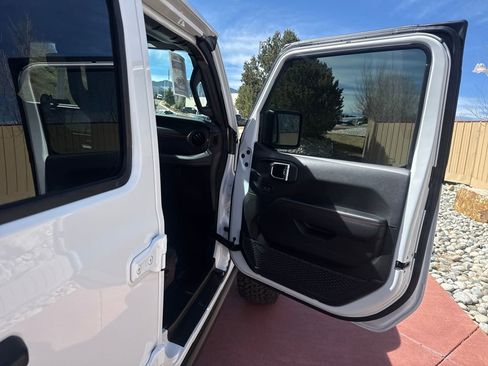 Used 2025 Jeep Wrangler Unlimited Rubicon image 27