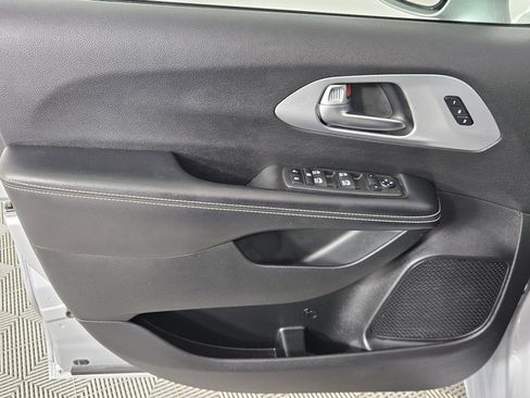 Used 2022 Chrysler Pacifica Touring-L w/ Uconnect Theater Family Group AWD/4WD image 17