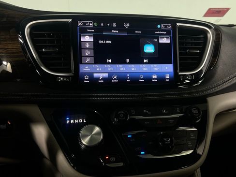 Used 2024 Chrysler Pacifica Limited image 16