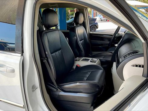 Used 2014 Chrysler Town & Country Touring image 8