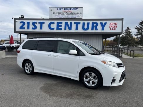 Used 2018 Toyota Sienna LE image 1