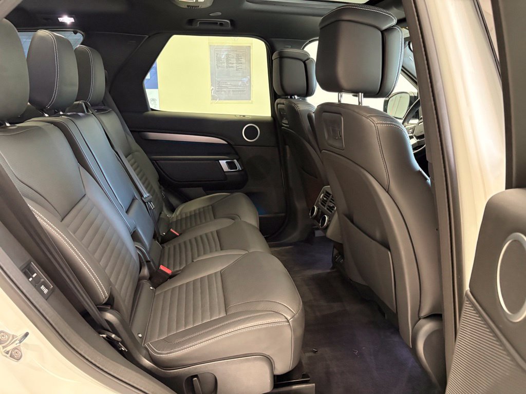 Used 2025 Land Rover Discovery Dynamic SE AWD/4WD image 25
