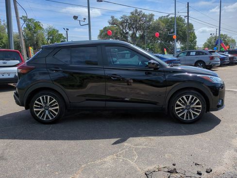 Used 2022 Nissan Kicks SV FWD image 4