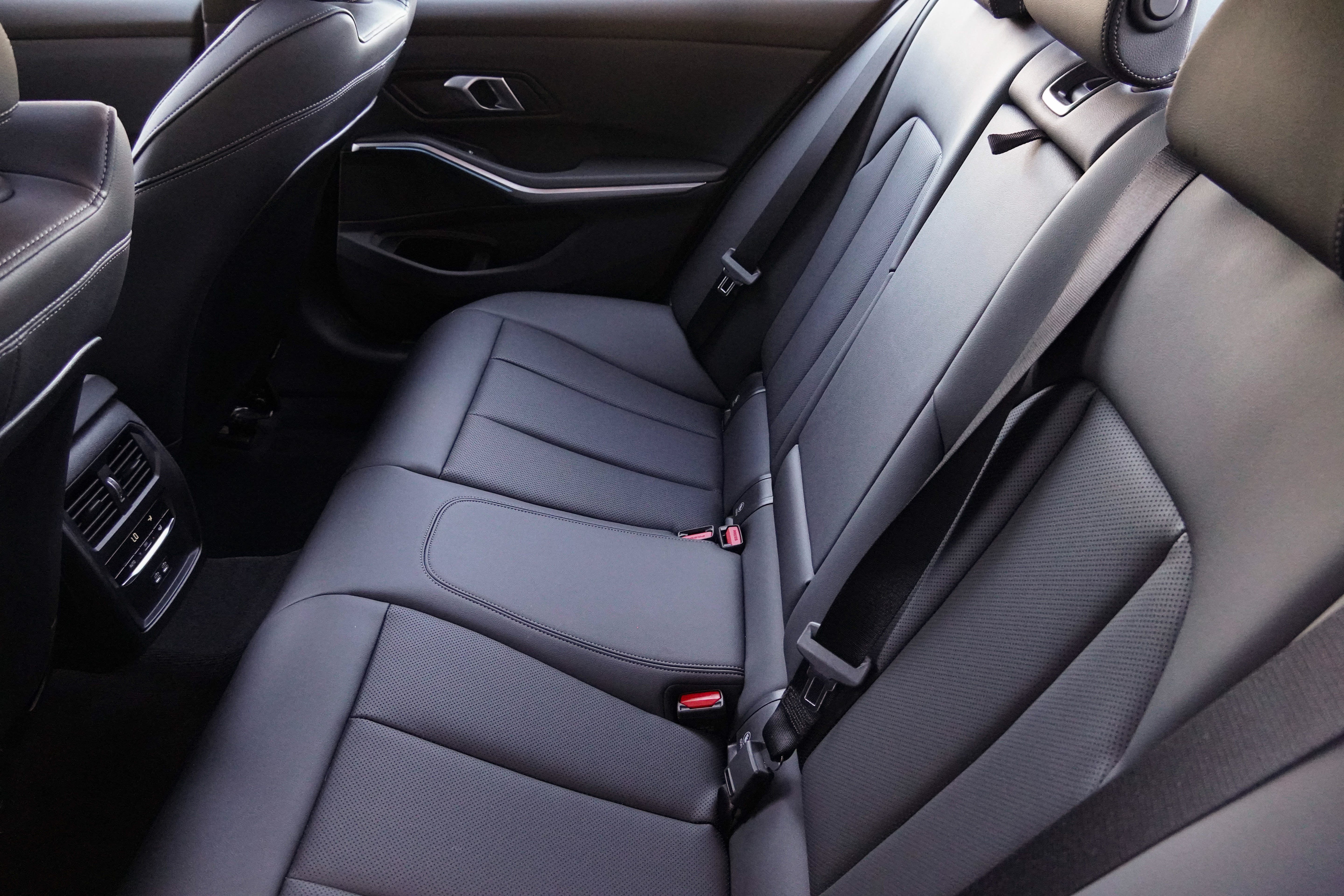 Certified 2025 BMW 330i Sedan RWD image 33