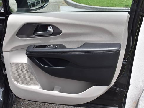 Used 2023 Chrysler Pacifica Touring-L FWD image 64