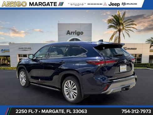 Used 2024 Toyota Highlander Platinum FWD image 5