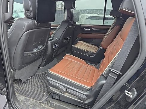 Used 2023 GMC Yukon Denali Ultimate image 8