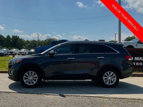 Used 2017 Kia Sorento LX image 4