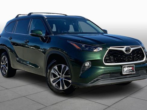 Used 2023 Toyota Highlander XLE image 2