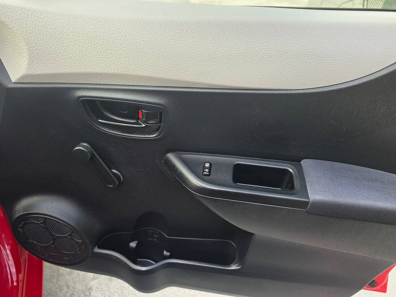 Used 2013 Toyota Yaris L FWD image 27
