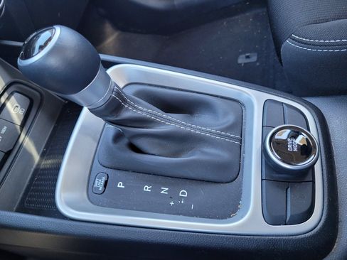 Certified 2025 Hyundai Venue SEL FWD image 24