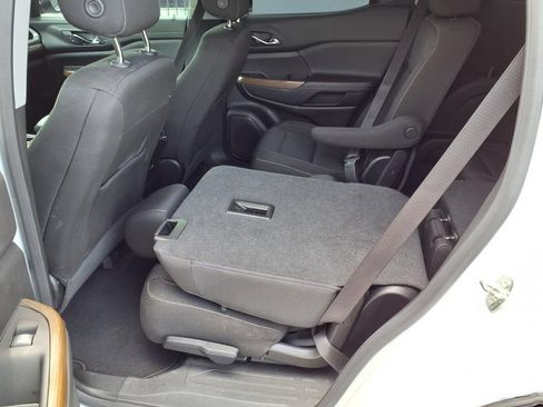 Used 2023 GMC Acadia SLE FWD image 22
