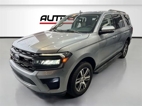 Used 2024 Ford Expedition XLT image 3