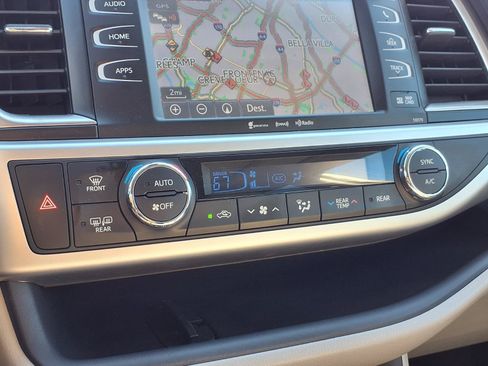 Certified 2018 Toyota Highlander XLE AWD/4WD image 10