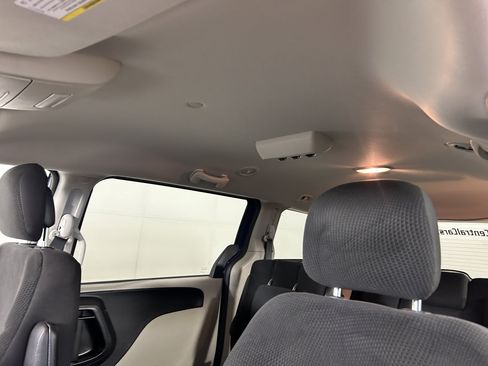 Used 2018 Dodge Grand Caravan SE w/ UConnect Hands-Free Group FWD image 10