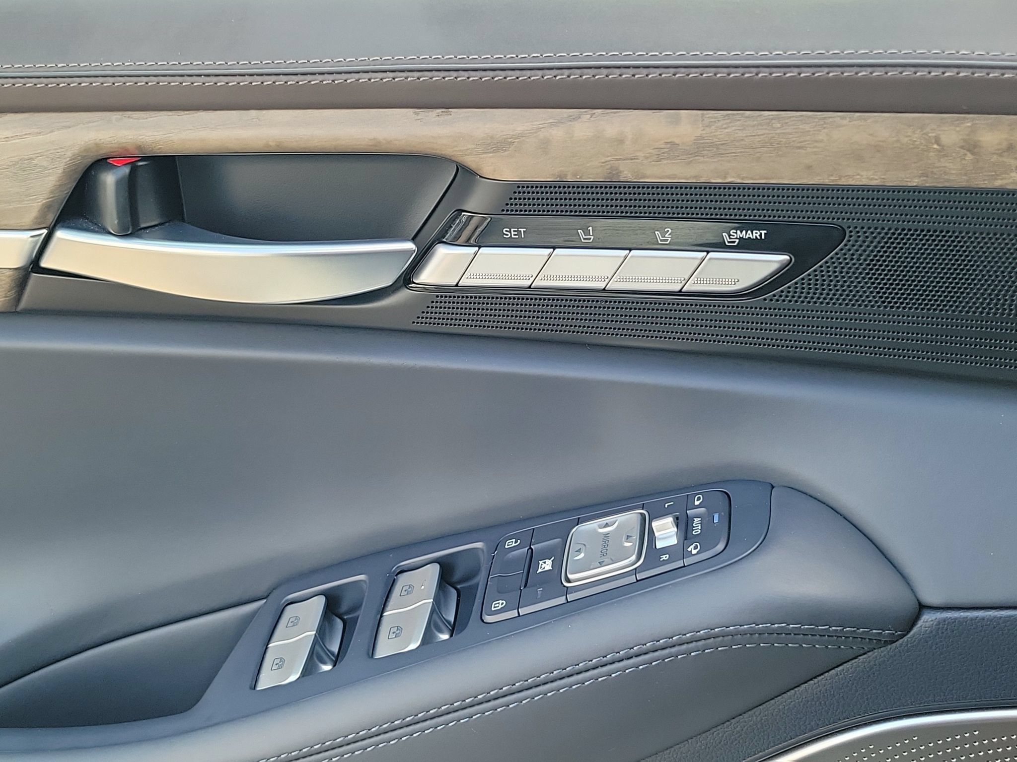 Used 2020 Genesis G90 3.3T Premium RWD image 21