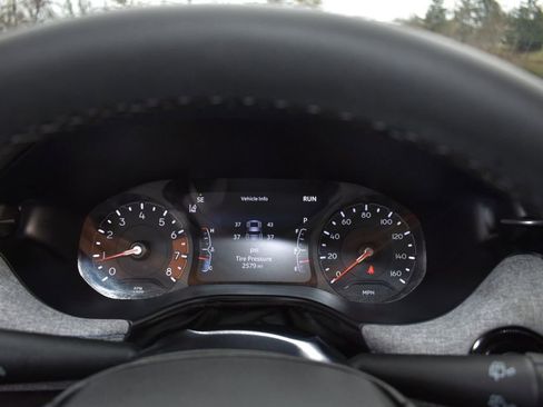 Used 2025 Jeep Compass Latitude image 10