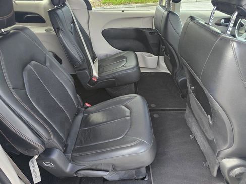 Used 2019 Chrysler Pacifica Touring-L FWD image 13