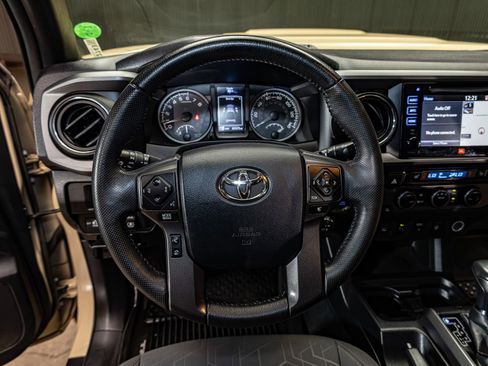 Used 2017 Toyota Tacoma TRD Sport AWD/4WD image 14