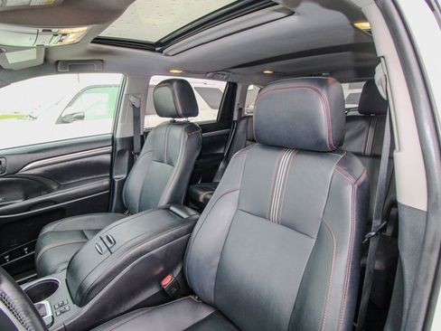 Used 2019 Toyota Highlander SE w/ Nightshade Edition AWD/4WD image 18
