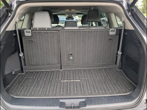 Used 2021 Toyota Highlander XLE AWD/4WD image 8