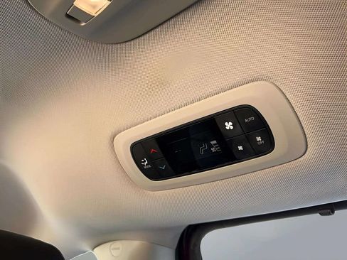 Used 2019 Chrysler Pacifica Touring-L FWD image 27