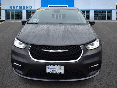 Used 2023 Chrysler Pacifica Touring-L FWD image 9