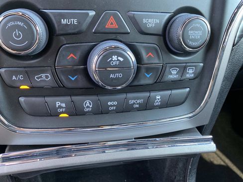Used 2021 Jeep Grand Cherokee Laredo AWD/4WD image 15