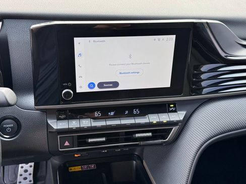 Used 2025 Toyota Camry SE w/ Convenience Package image 7