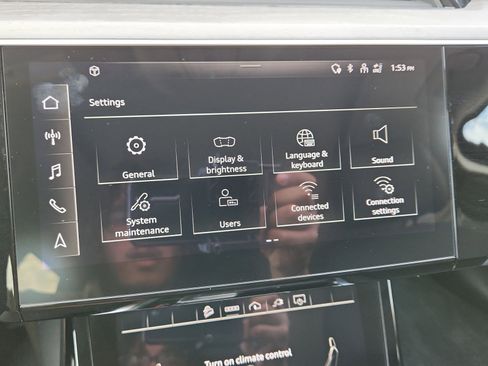 Used 2021 Audi e-tron Premium w/ Convenience Plus Package image 27