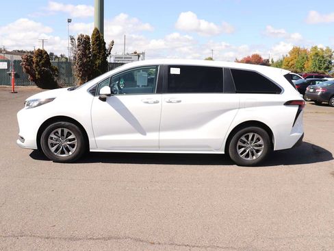 Used 2022 Toyota Sienna LE FWD image 8