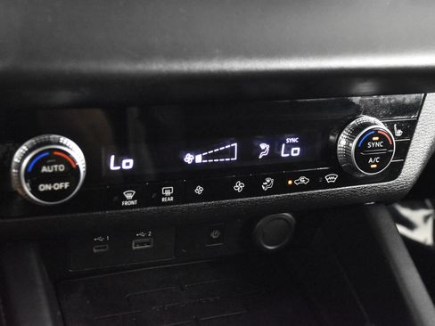 Used 2024 Mitsubishi Outlander SE image 28