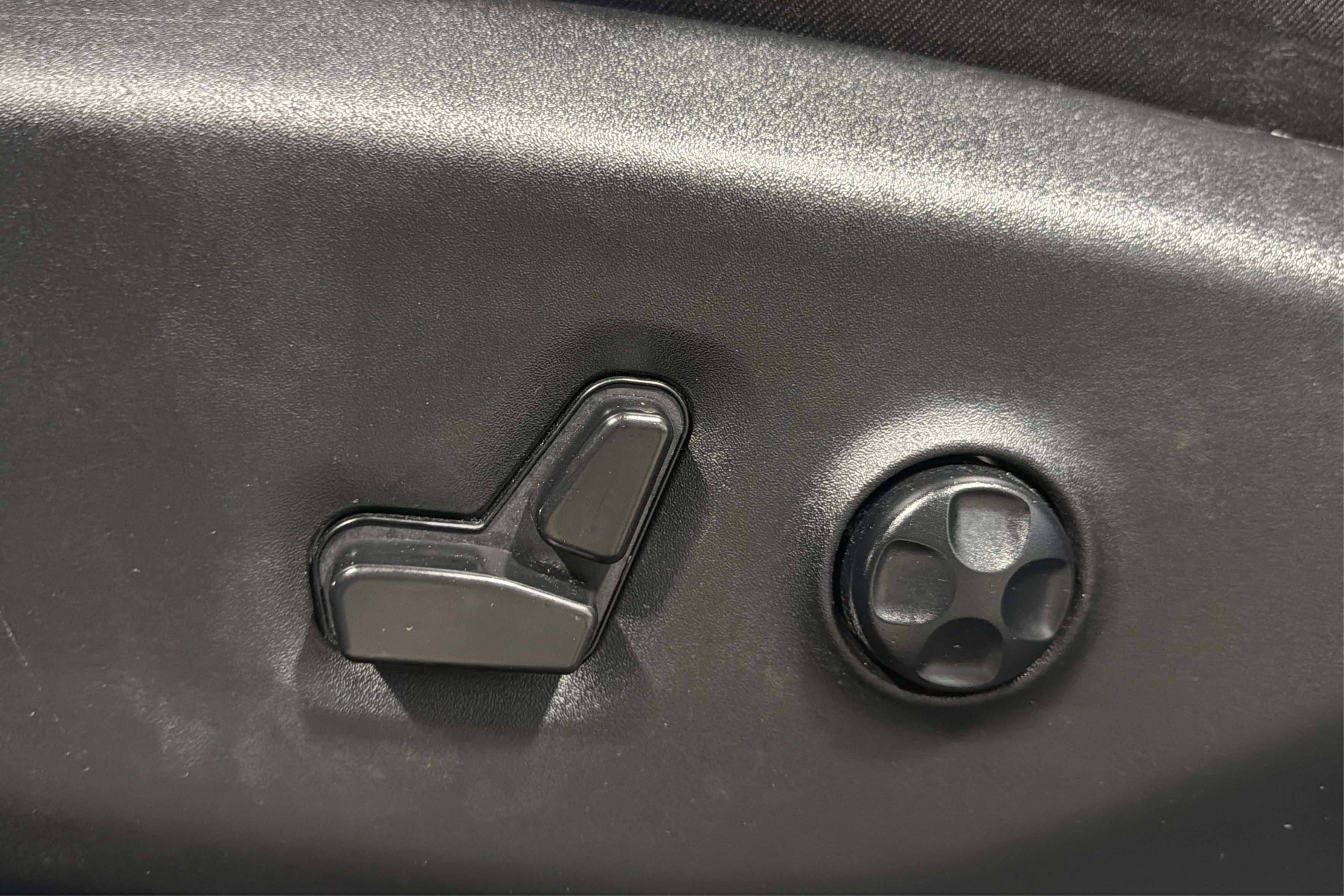 Used 2025 Chrysler Pacifica Limited FWD image 19