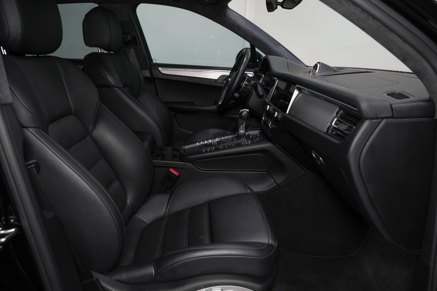 Used 2020 Porsche Macan Turbo AWD/4WD image 25