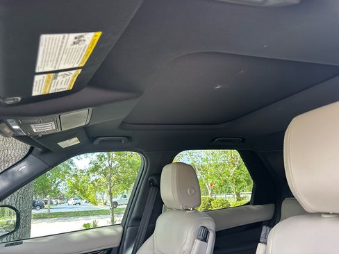 Used 2020 Land Rover Discovery SE image 12