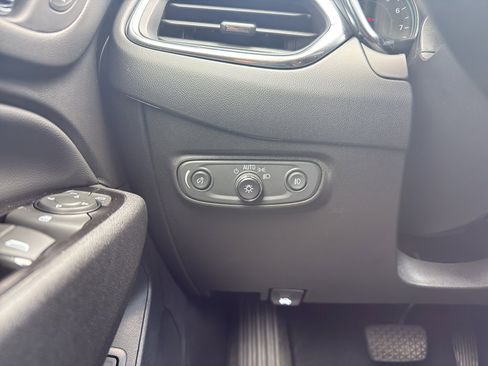 Used 2022 Chevrolet Equinox Premier FWD image 18